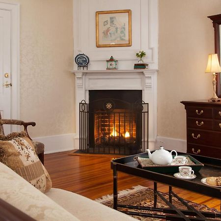 Inn At Warner Hall Gloucester Екстериор снимка