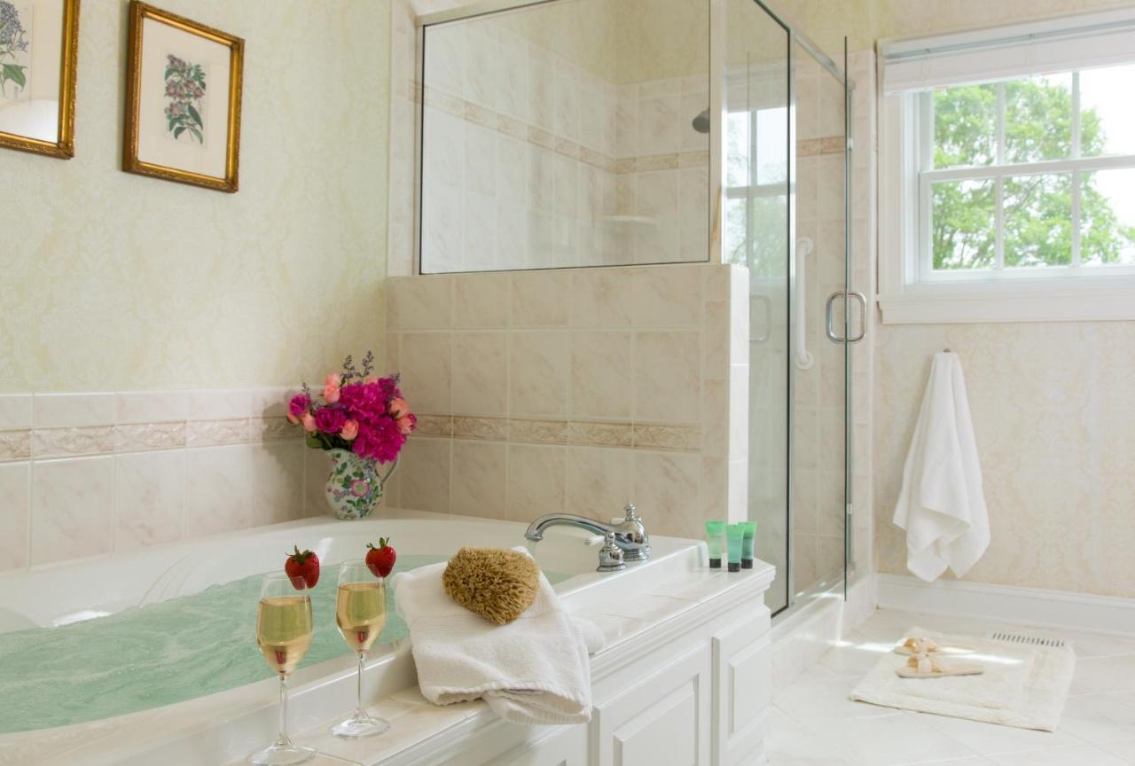 Inn At Warner Hall Gloucester Екстериор снимка