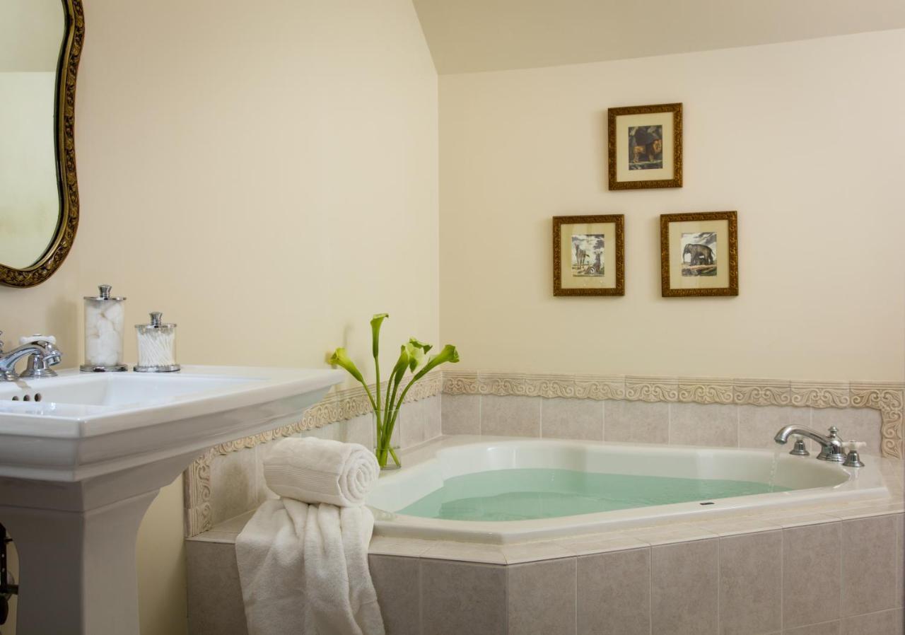 Inn At Warner Hall Gloucester Стая снимка