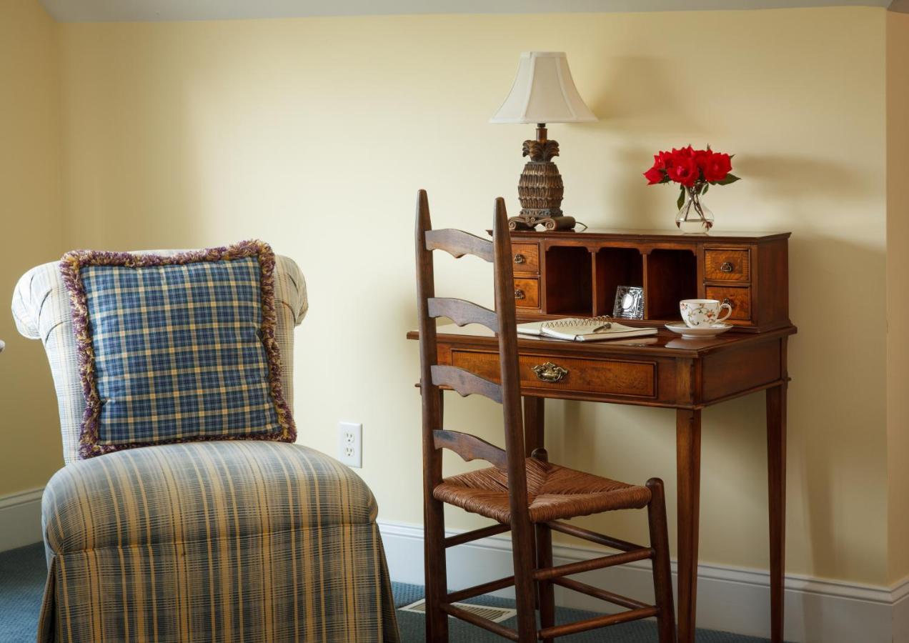 Inn At Warner Hall Gloucester Екстериор снимка