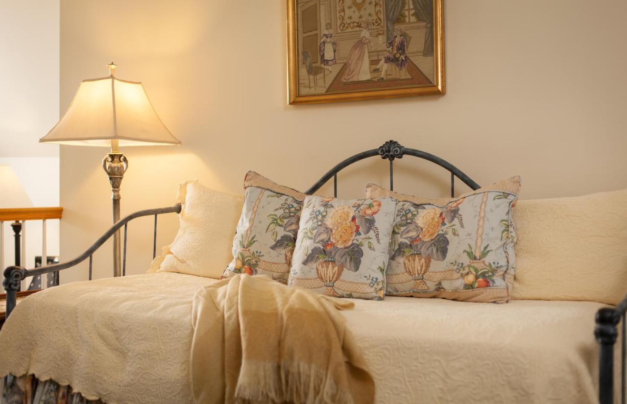 Inn At Warner Hall Gloucester Екстериор снимка